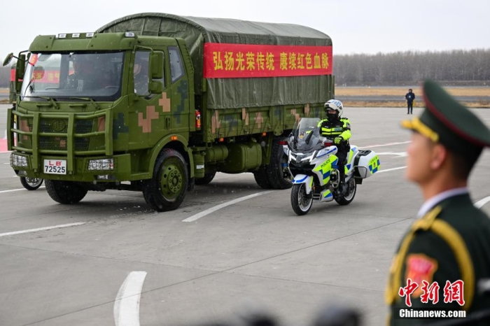 圖為儀式結(jié)束后，志愿軍烈士遺骸棺槨被護送前往沈陽抗美援朝烈士陵園。<a target='_blank' href='/' >中新網(wǎng)</a>記者 于海洋 攝